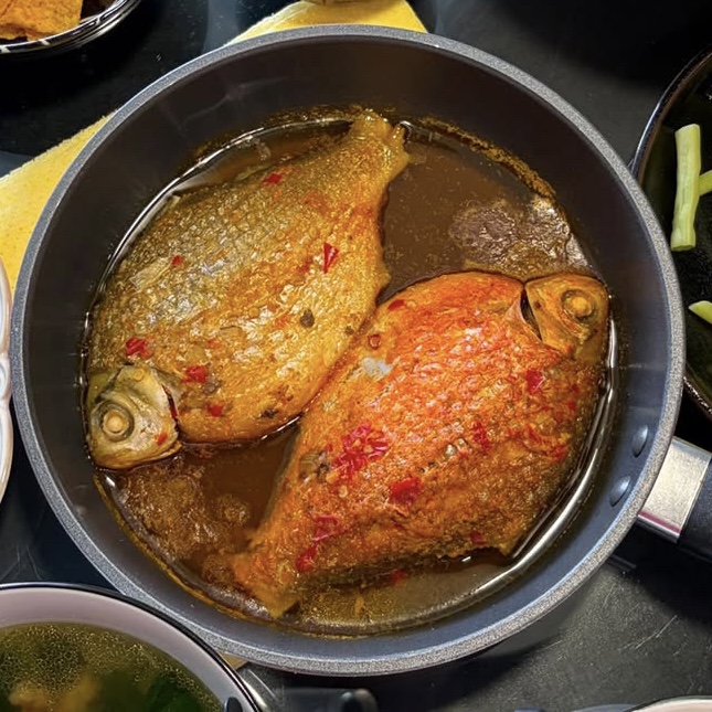 Cá he kho rục