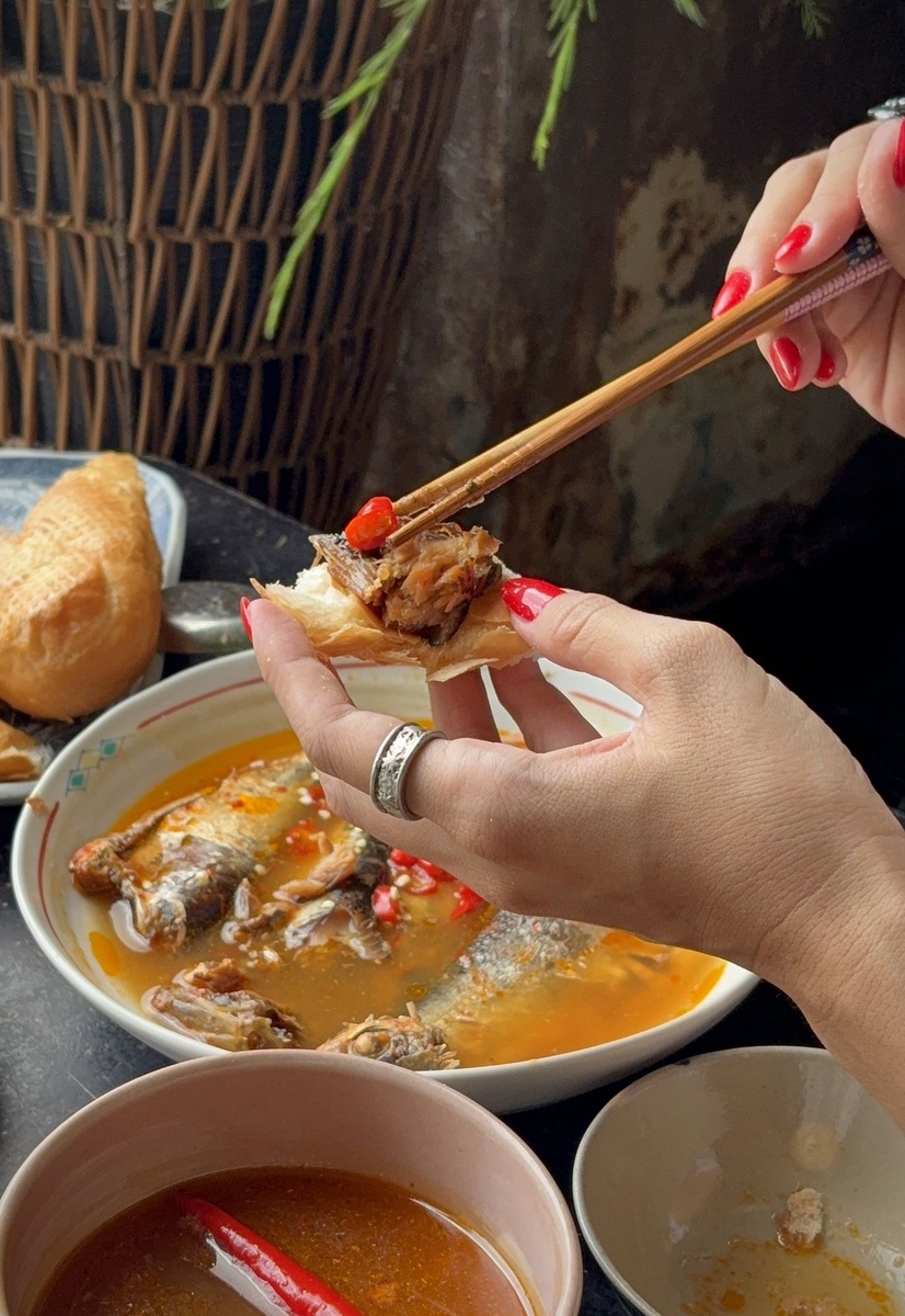 Thưởng thức cá kho Bếp Cô Đang cùng bánh mì